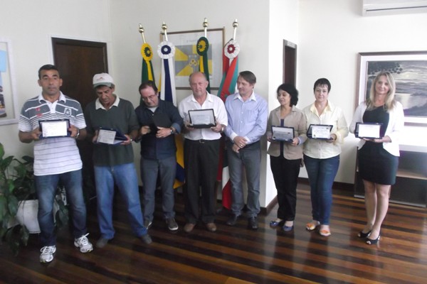 Servidores filiados ao Sindicato são homenageados pela passagem de 25 anos no serviço público municipal